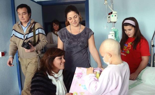 Venden 'baby pelones' contra el cáncer infantil
