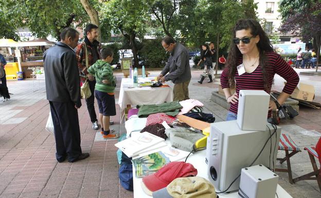 Puestos del mercadillo solidario en el Paseo de Cánovas.