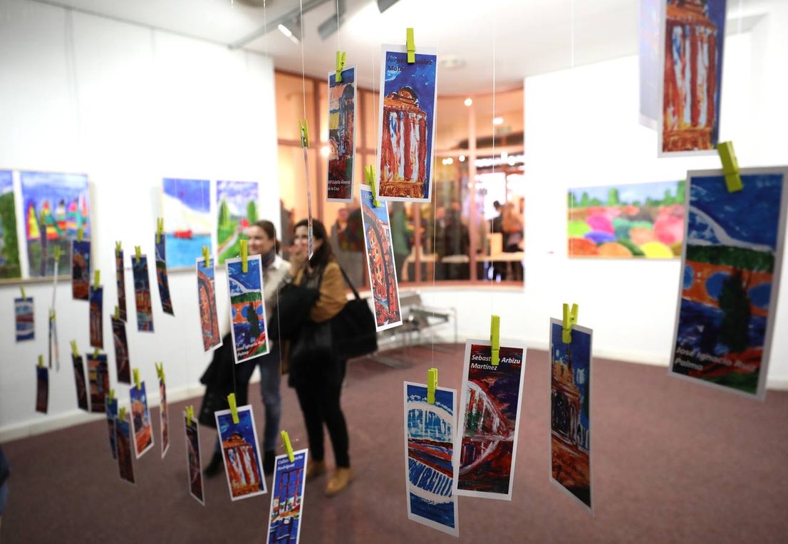 El centro cultural Santo Domingo acoge hasta el 14 de abril una muestra de arte de Down Mérida 'Igual-Arte. Todos los trazos tienen su color' es el resultado, tras más de un año de trabajo, del esfuerzo y la creatividad de los componentes que conforman el taller de pintura de Down Mérida.