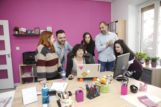 Miembros del equipo técnico de la Fundación Triángulo en la nueva sede de Cáceres. 