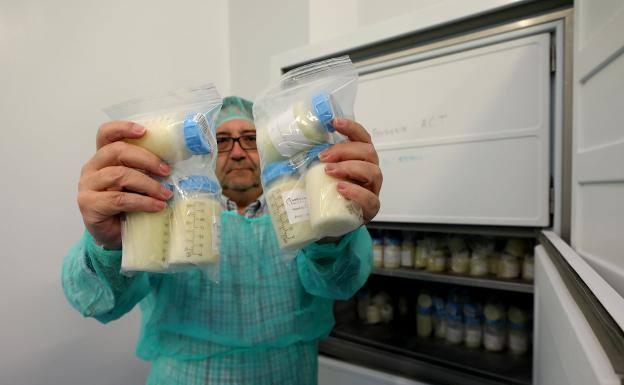 José María Brull muestra varios biberones de leche congelada.