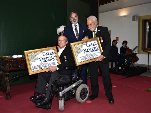 El alcalde, Fernando Pizarro, con Santiago Antón y Paco Valverde, tras el nombramiento. :: d. palma