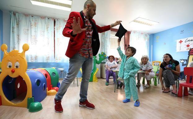 El Mago Lope pide a Daniel que compruebe si en el interior de la bolsa negra hay algo.