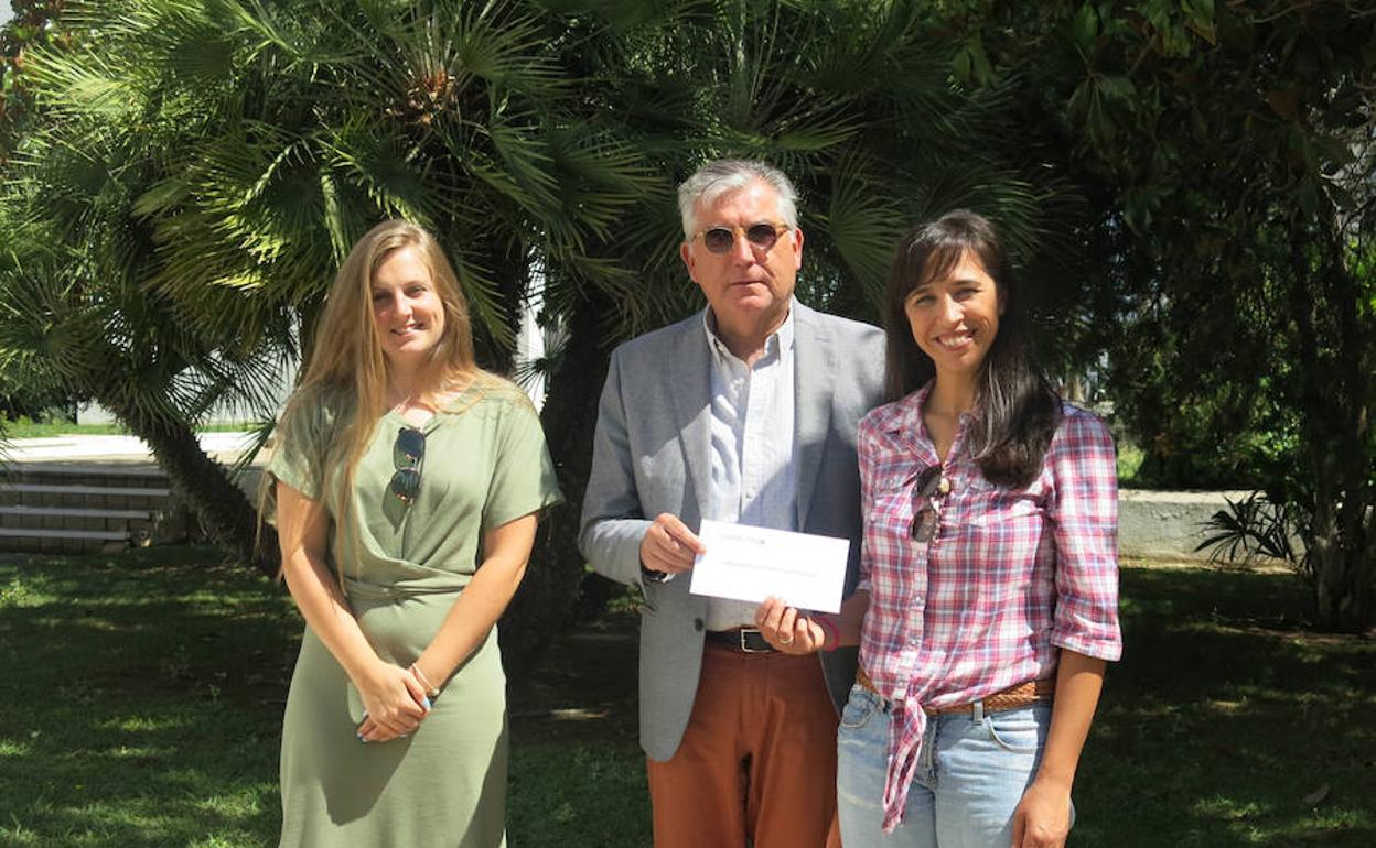 Emilio Jiménez, director de Fundación CB, haciendo entrega del cheque.