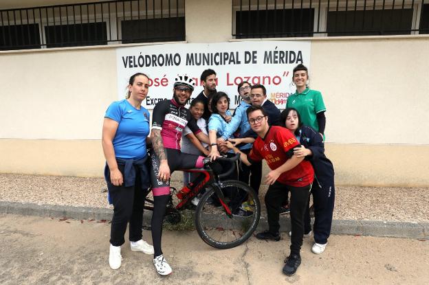 Los chicos, con el bicampeón Rubén Tanco. :: BRÍGIDO