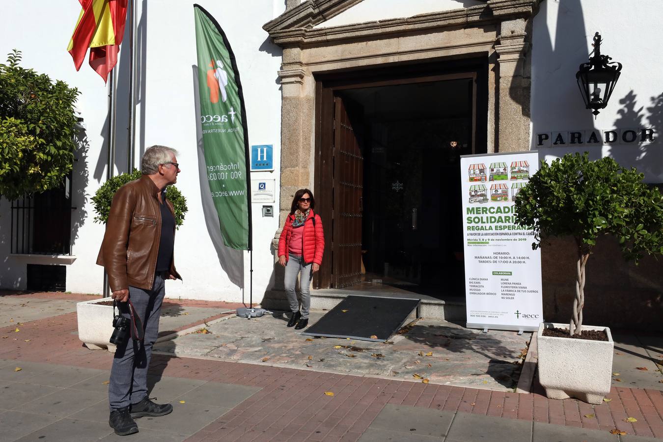 Fotos: El Parador acoge un mercadillo solidario contra el cáncer