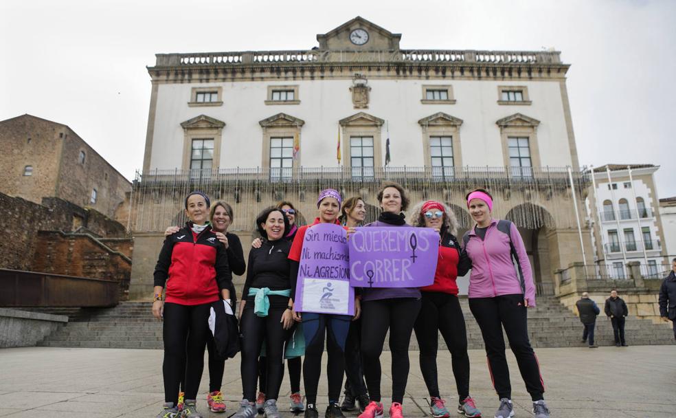 Participantes en la quedada de esta mañana, a su llegada a la Plaza Mayor. 