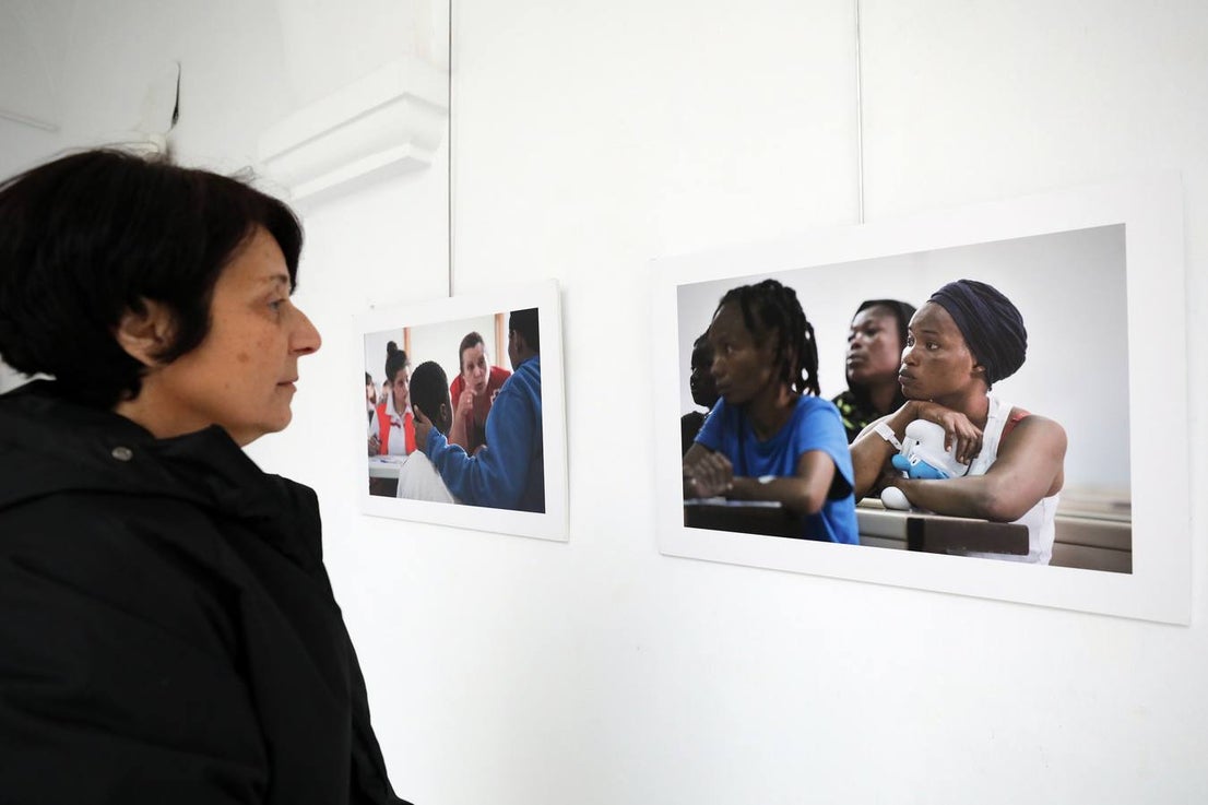 Fotos: El patio de la Asamblea de Extremadura acoge la exposición 'La revelación de la empatía'