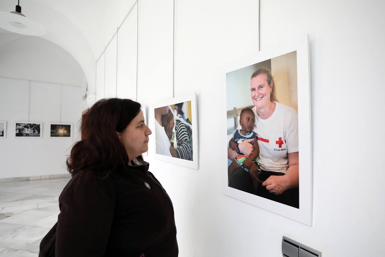 Fotos: El patio de la Asamblea de Extremadura acoge la exposición 'La revelación de la empatía'