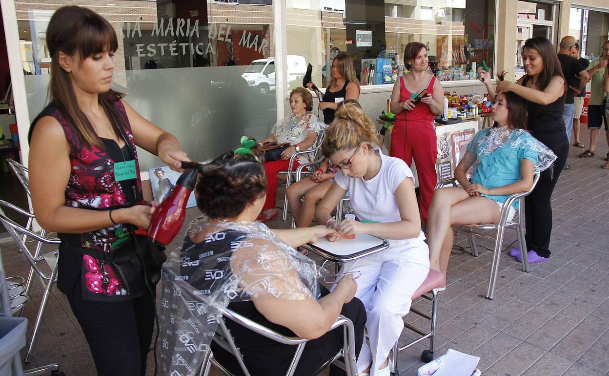 Un maratón de peluquería y maquillaje para los más desfavorecidos