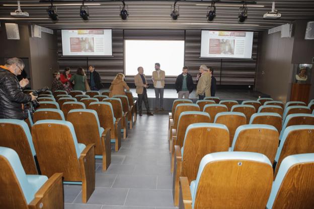 Imagen de la renovada Sala Malinche, con el presidente en funciones, Carlos Carlos, y otros diputados en una visita, ayer. :: ARMANDO MÉNDEZ