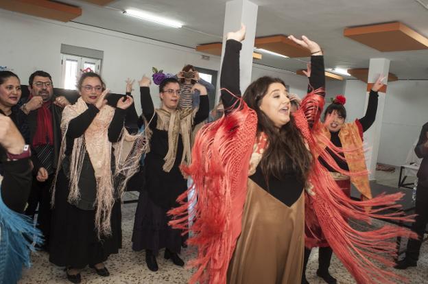 La bailaora emeritense Fuensanta Blanco enseñando unos paso por bulería. 