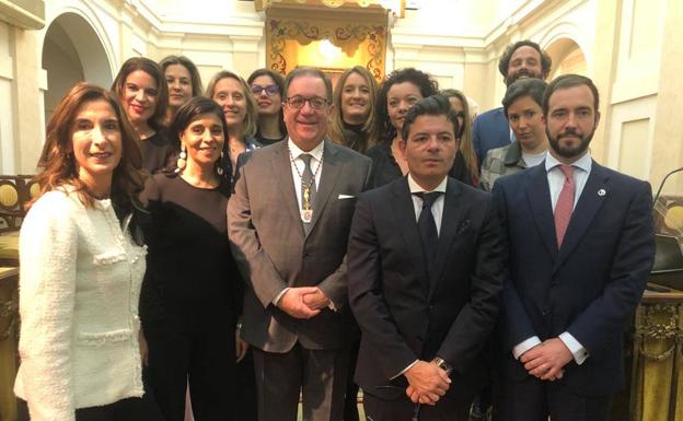 La junta de gobierno del COF con Venegas. 