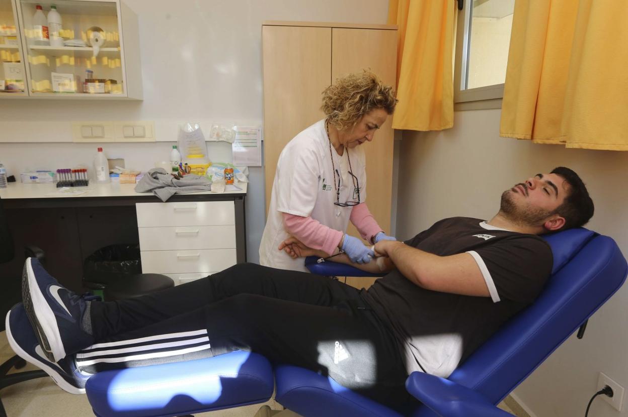 Un joven se prepara para donar sangre. 