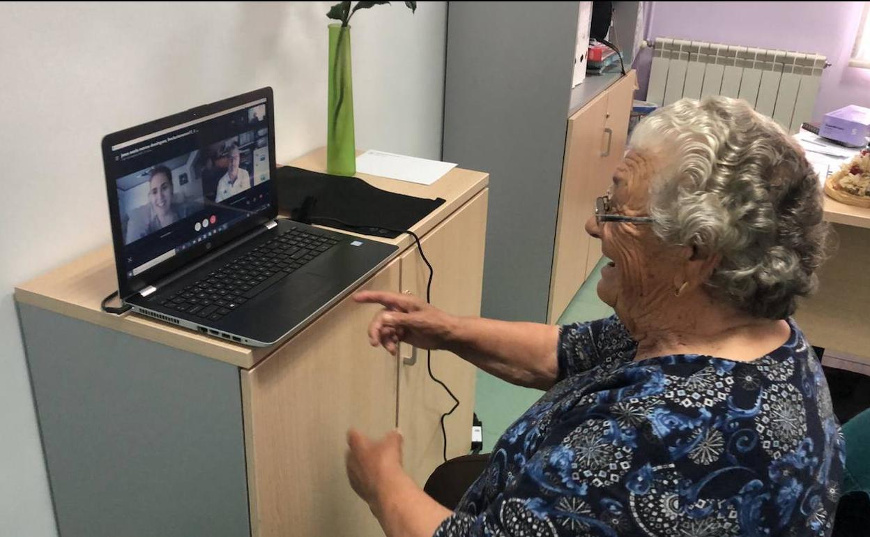 Felicita Domínguez, una de las usuarias de la residencia de Pinofranqueado, hablando con sus familiares por videoconferencia.