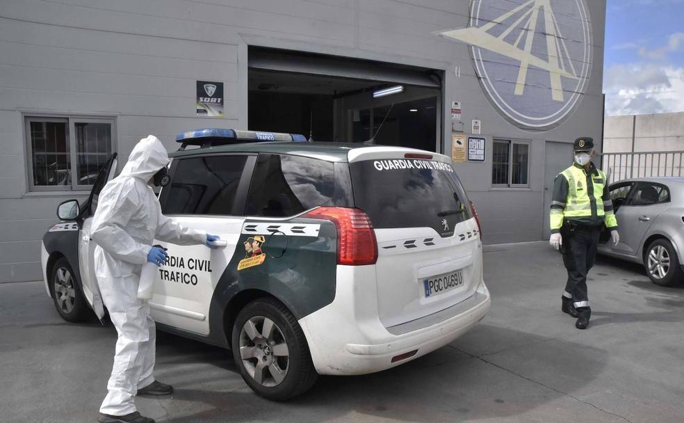 Ángel, desinfectando un vehículo de la Guardia Civil. 