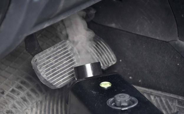 La máquina de ozono extendiendo el gas en un vehículo de la policía para desinfectarlo. 