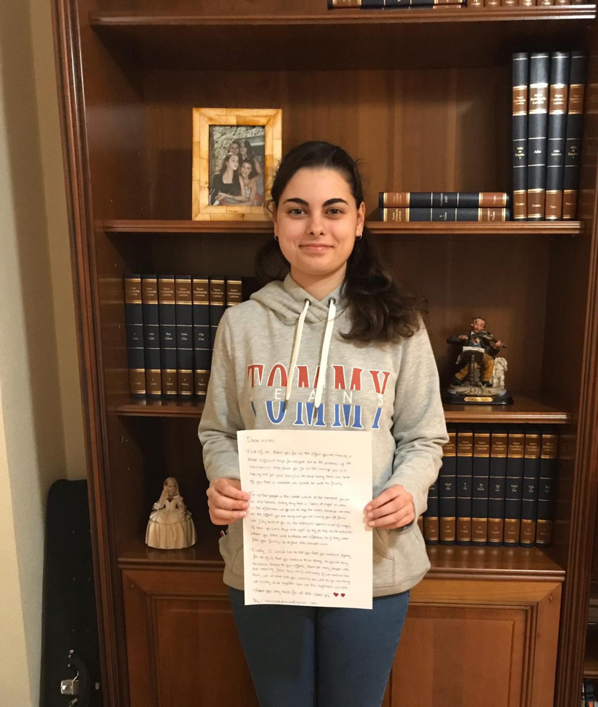 María Paule Simón muestra la carta remitida a Cambridge. 