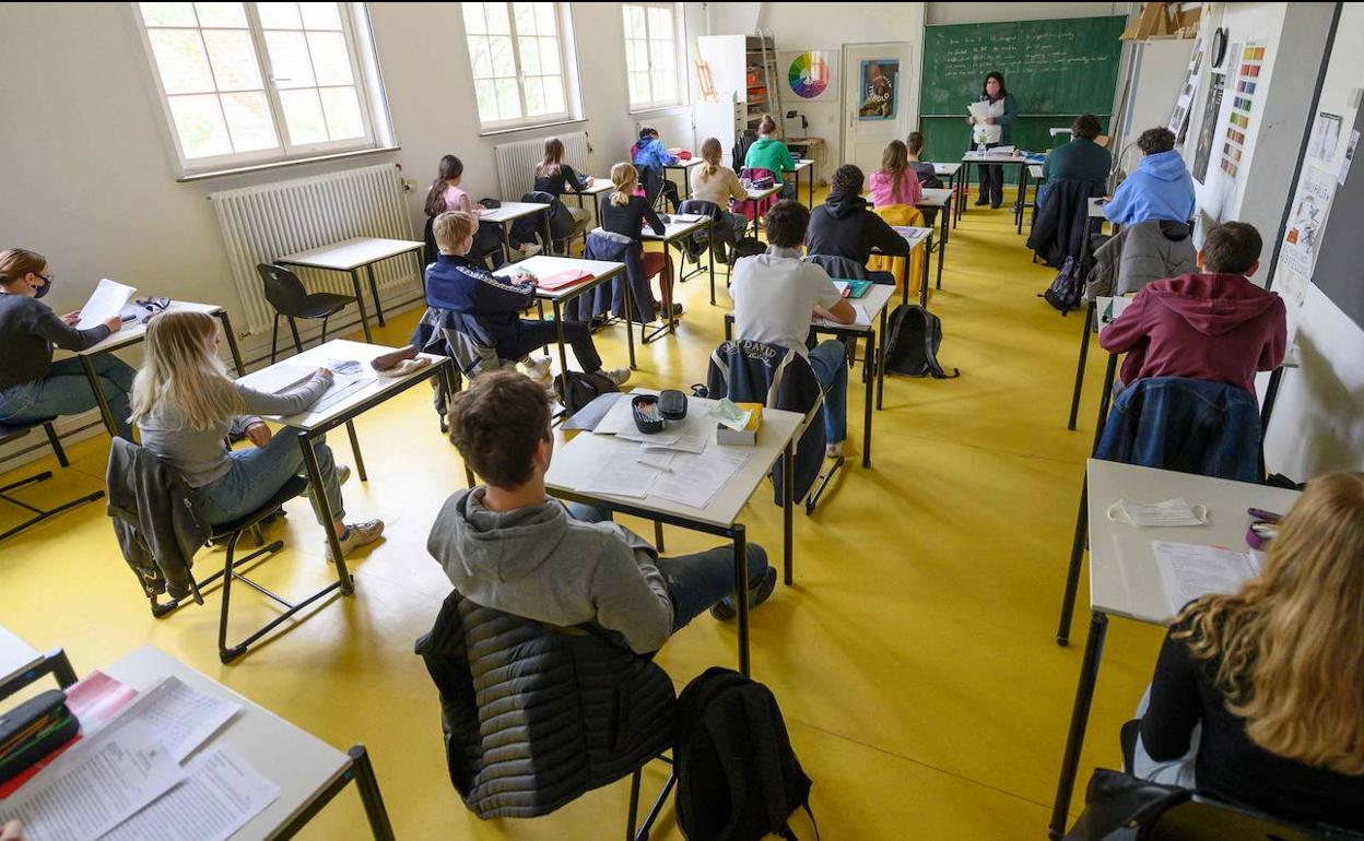 Una red de voluntarios ayudará a familias vulnerables en los trámites de admisión de alumnos