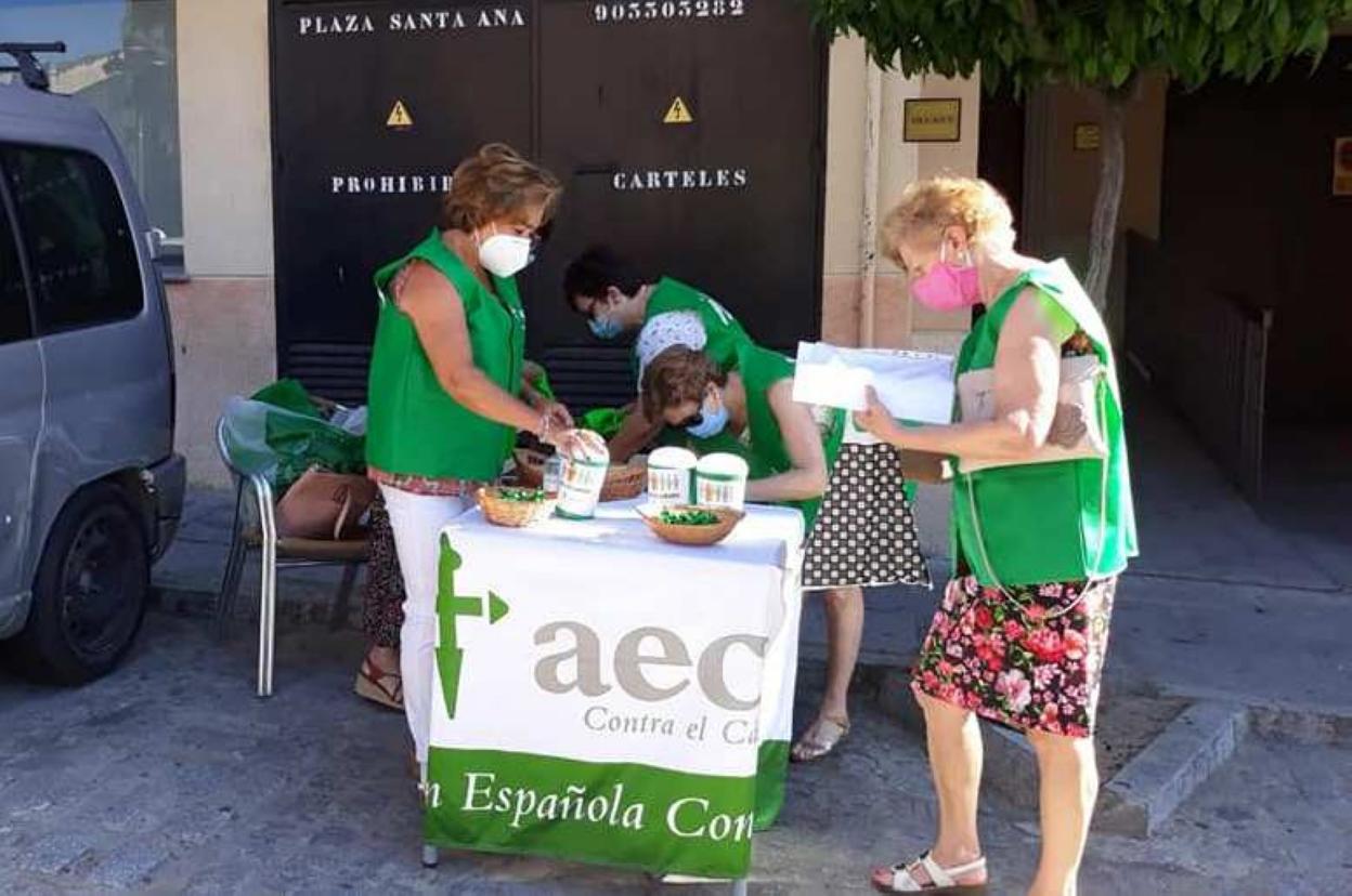 Mesa de la AECC en Jaraíz. 