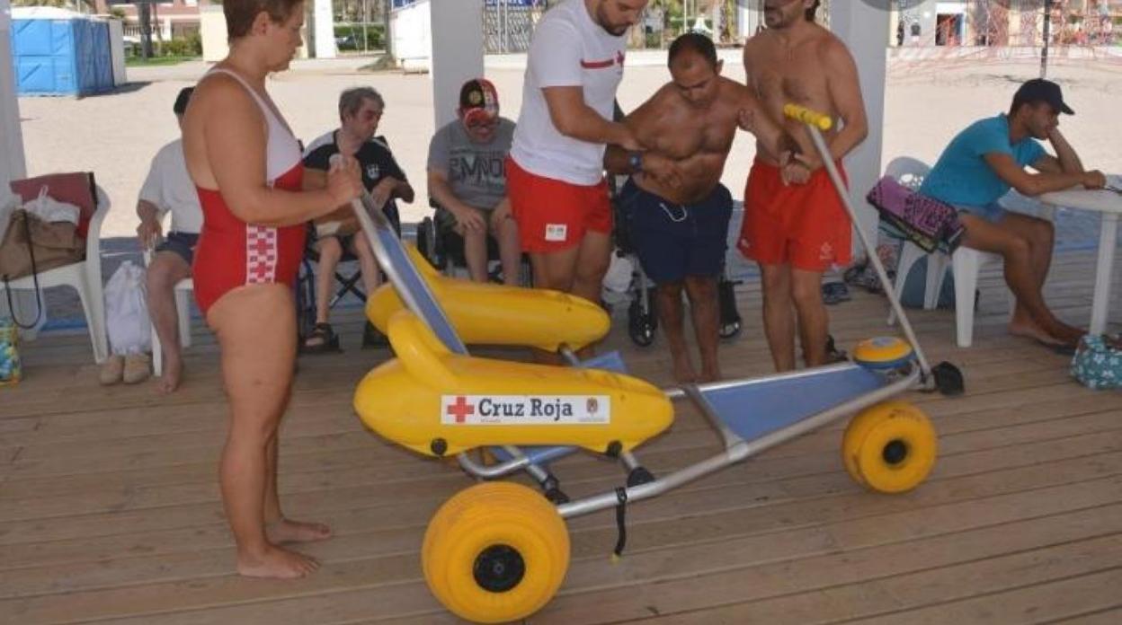 Cruz Roja recupera el servicio de baño adaptado en el embalse de Proserpina
