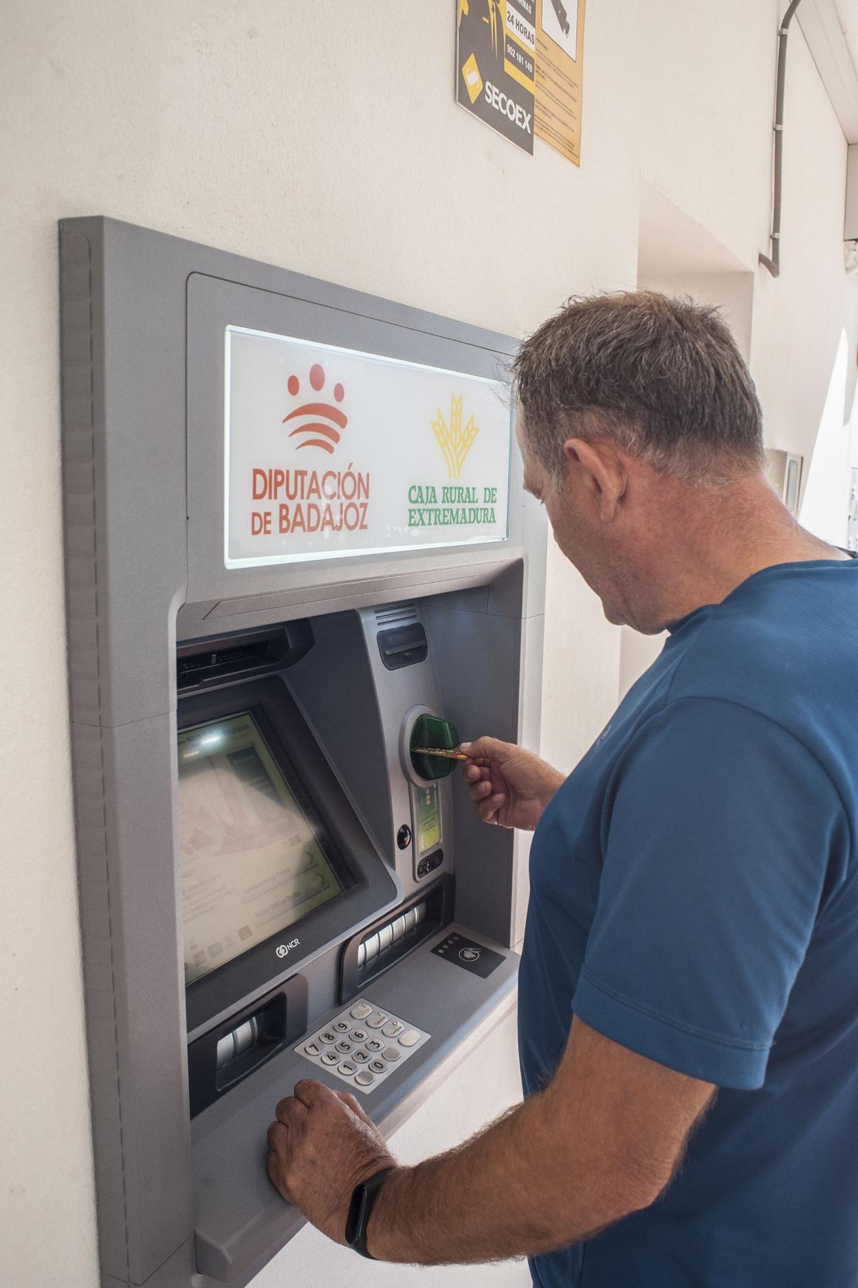 La Diputación ha llevado cajeros automáticos a 30 pueblos