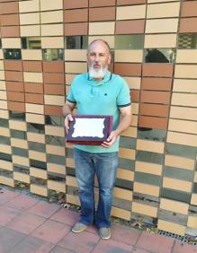 Imagen secundaria 2 - Juan Andrés, su cartilla de donaciones y el reconocimiento que le han otorgado. 