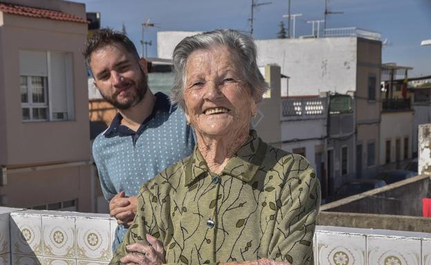 Abuela y nieto, juntos en la azotea de Teresa. 