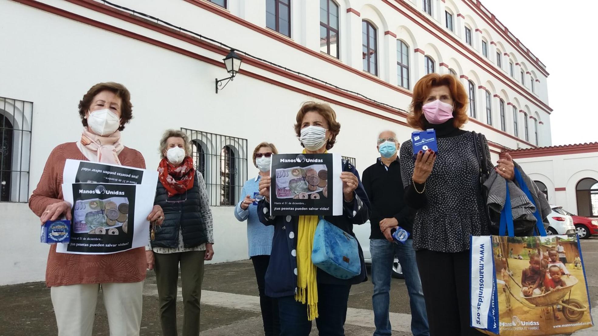 El grupo de voluntarios de Manos Unidas con el cartel y las huchas que usarán en la campaña. 