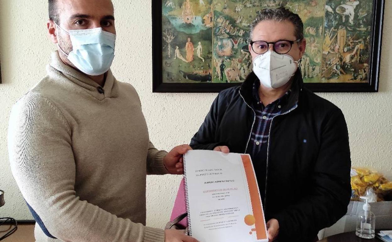 Moisés García, alcalde de Villar del Rey, recibe el informe elaborado por Apamex.