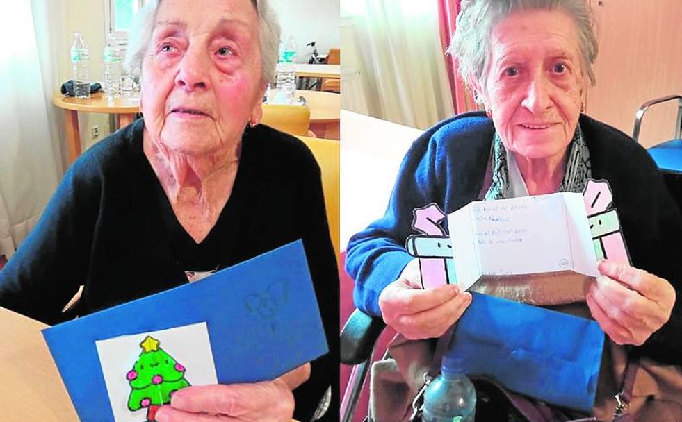 Residentes de la Puente Real 2 con las cartas recibidas..