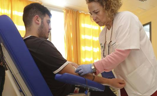 Carlos, de 22 ñaos, donando. Una edad tan joven no es común.