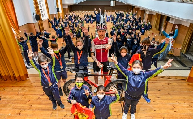 Rubén Tanco, con los alumnos de 4ª de Primaria del Sagrada Familia. 