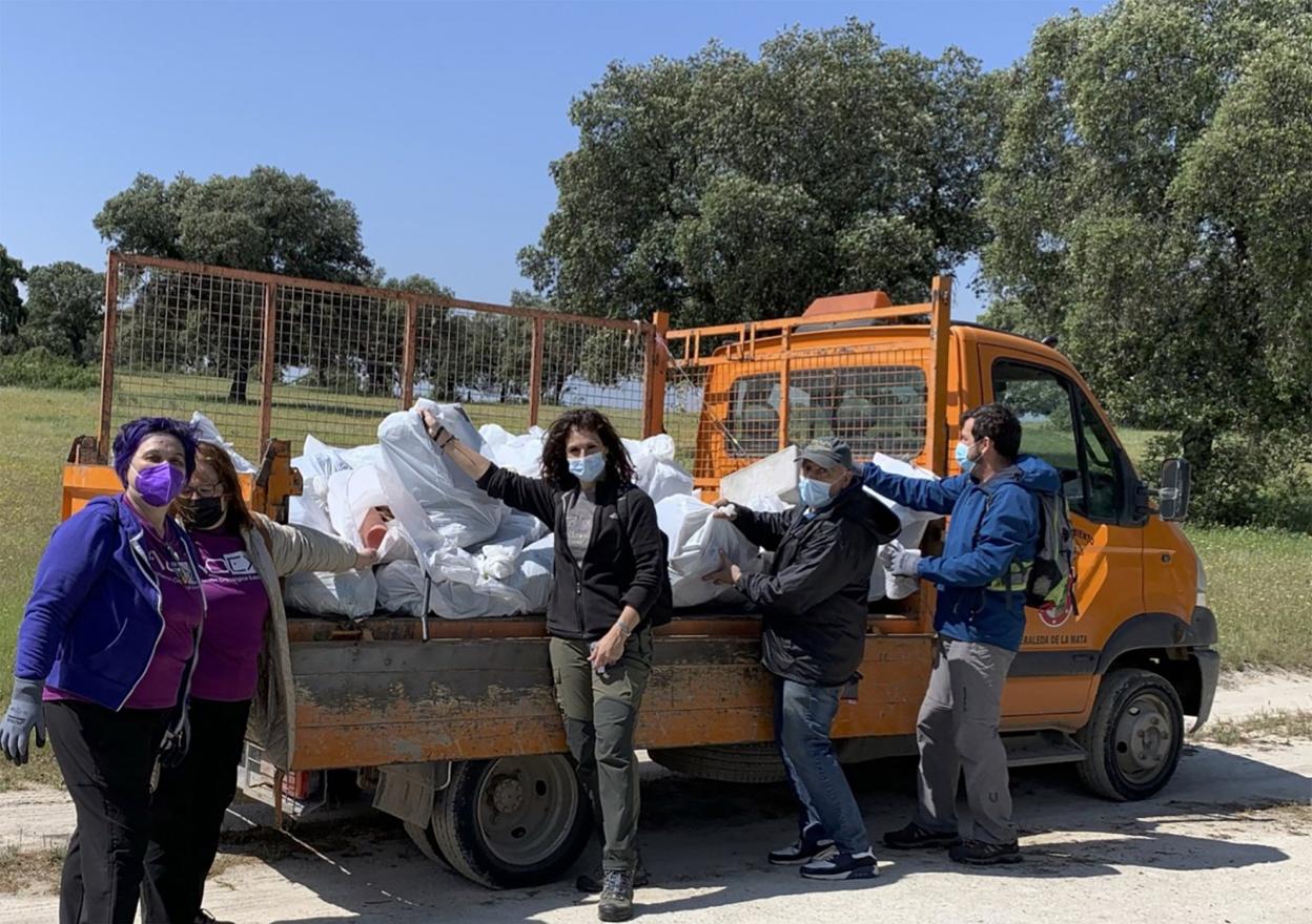 Voluntarios durante la recogida. 