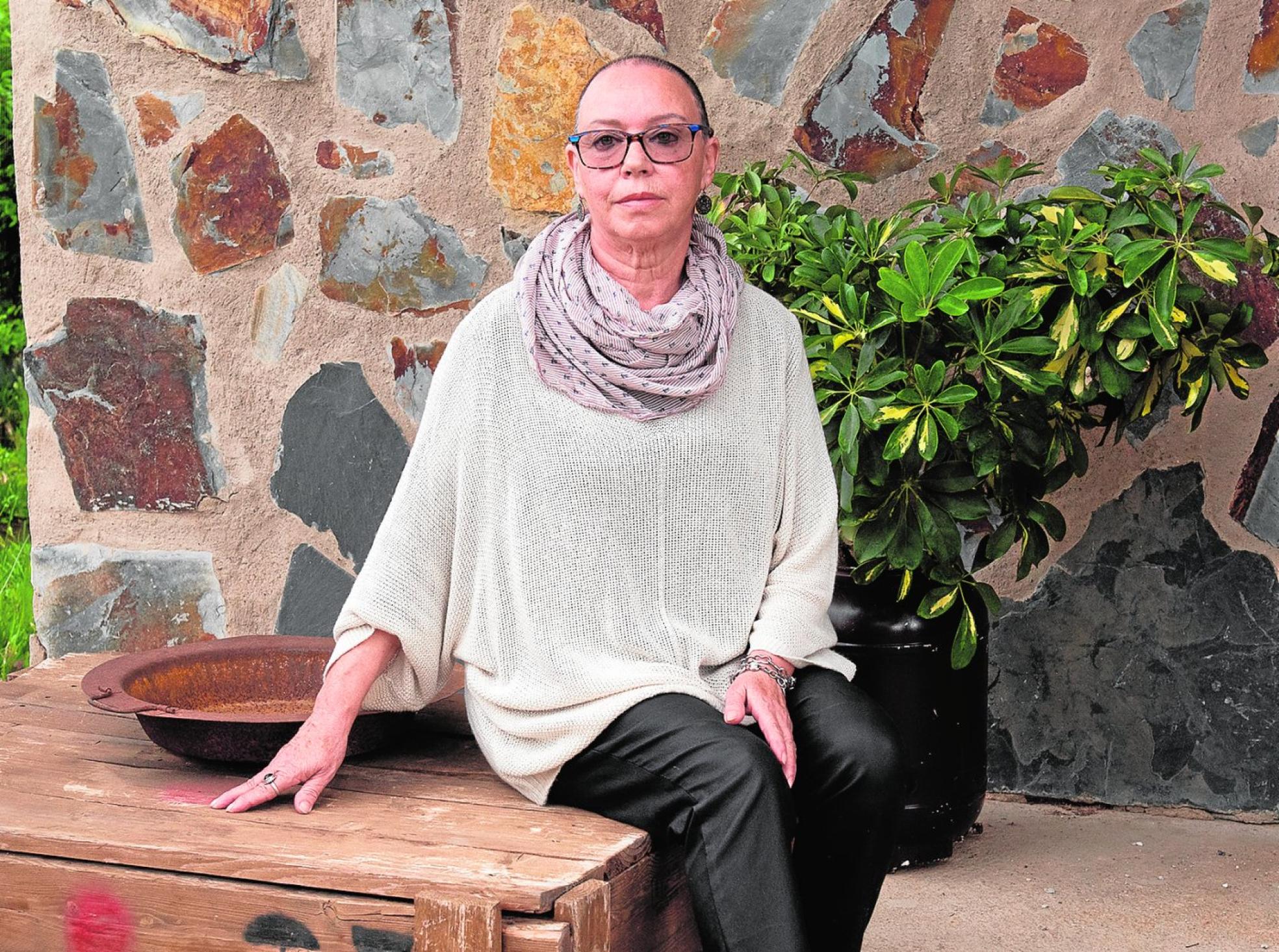 Dolores Vinagre, en su parcela de Coria, díasdespués de someterse a la técnica HIFU. 