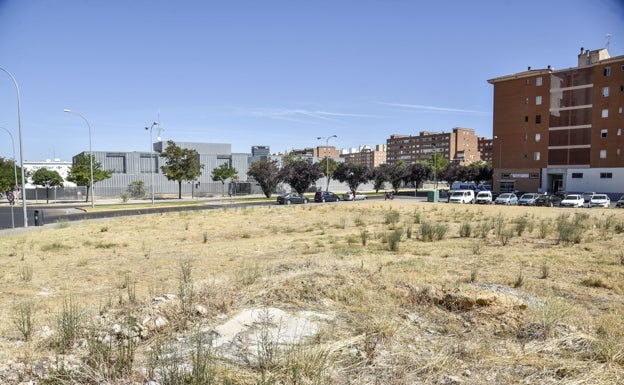 Parcela, frente a la jefatura de la Policía Local, donde se levantará el centro. 