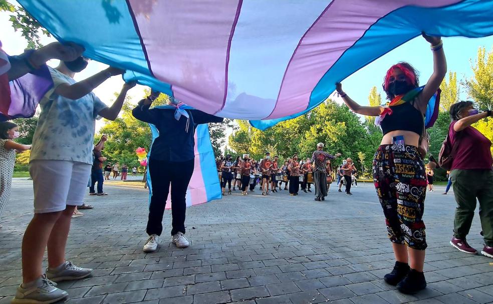 Una batucada recorrió las calles de Mérida, donde también se desplegó la bandera trans.