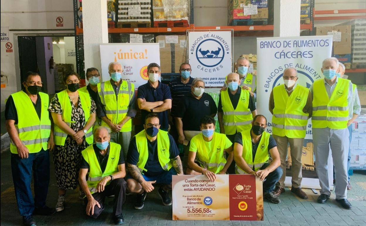 La Torta del Casar entrega más de 5.000 euros al Banco de Alimentos de Cáceres