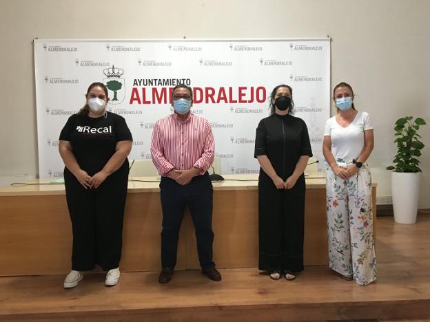 El alcalde flanqueado por directivas de Recal y la edil a la izquierda. 