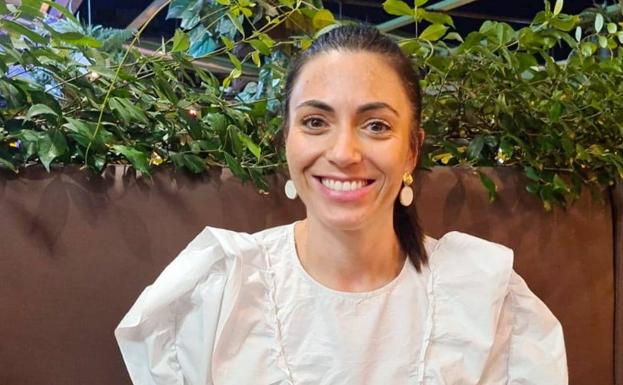Una azafata santeña tiende un puente aéreo solidario con Cuba