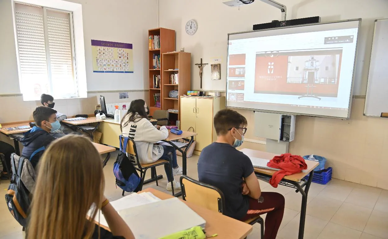 Jóvenes en un aula de un colegio pacense recibiendo la formación 