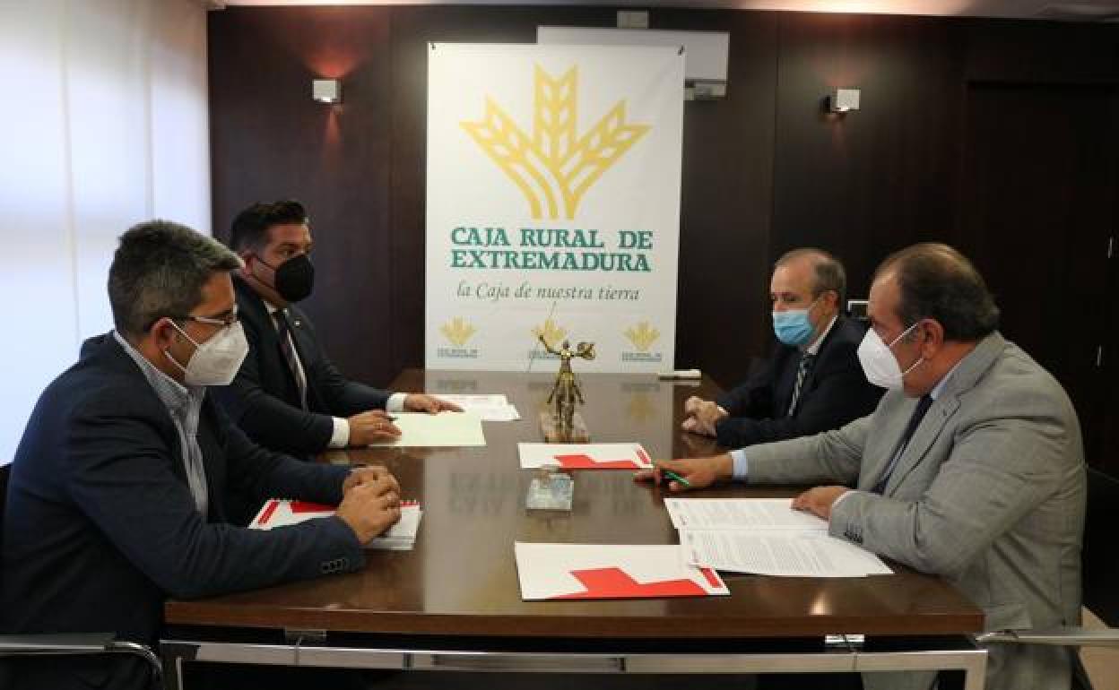 Convenio entre Cruz Roja y Caja Rural de Extremadura. 