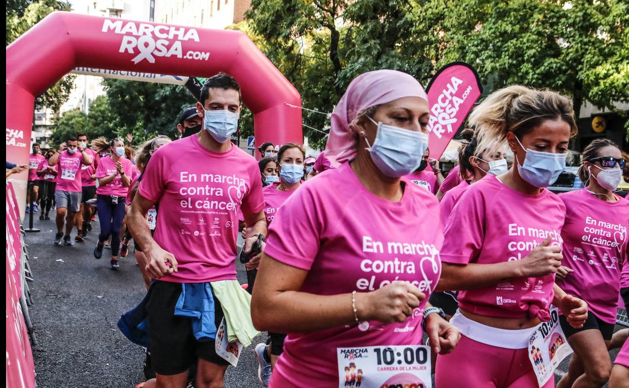 Marcha Rosa y Carrera de la Mujer en Cáceres, organizada por la AECC 