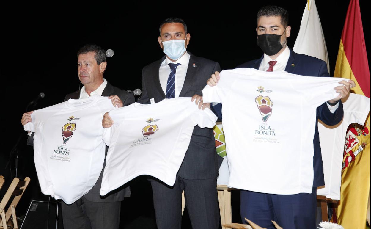 Alcaldes de la asociación durante la presentación de la campaña 