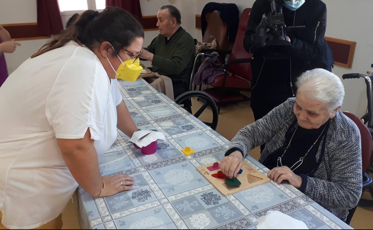 El centro de día San Miguel de Santa Amalia, acoge la presentación de la campaña «Innovando para integrar»