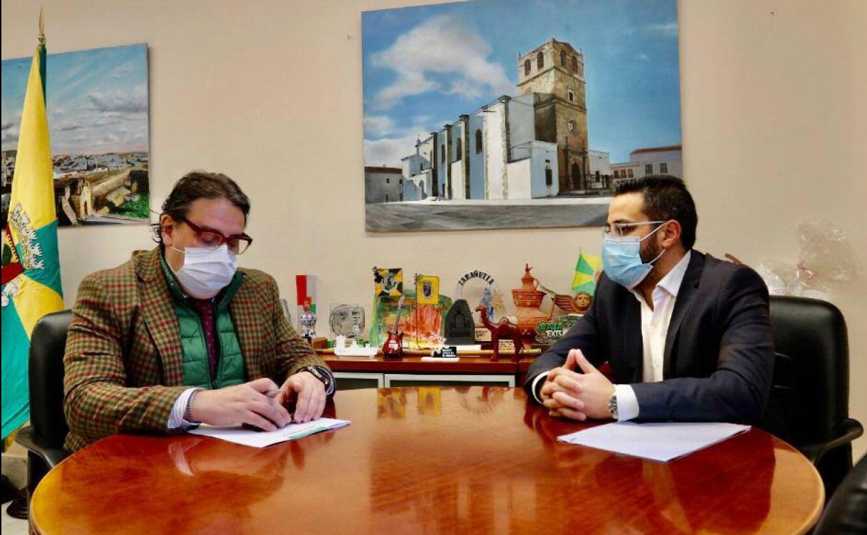 El consejero de Sanidad y el alcalde de Olivenza durante su encuentro. 