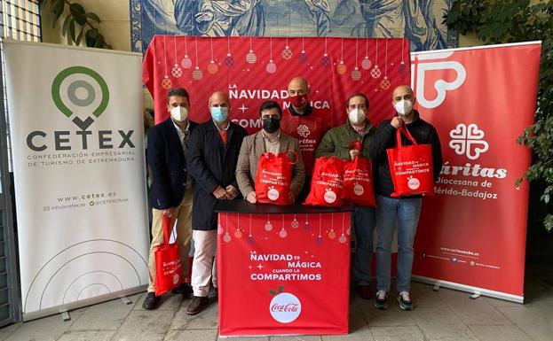 Imagen principal - Las entidades CETEX, Cáritas Diocesana Mérida- Badajoz, junto a Coca-Cola, reparten 1000 comidas de Navidad en Badajoz