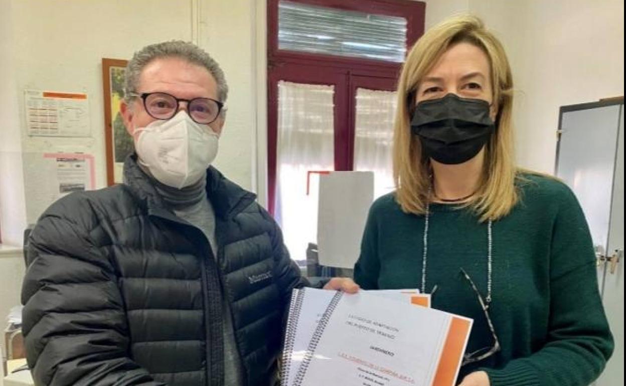 María José Monterrubio, recibe los informes mencionados de la mano de José Luis Sánchez, técnico de Apamex. 