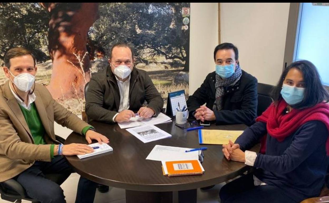 Reunión de APAMEX con concejales del ayuntamiento de Badajoz. 
