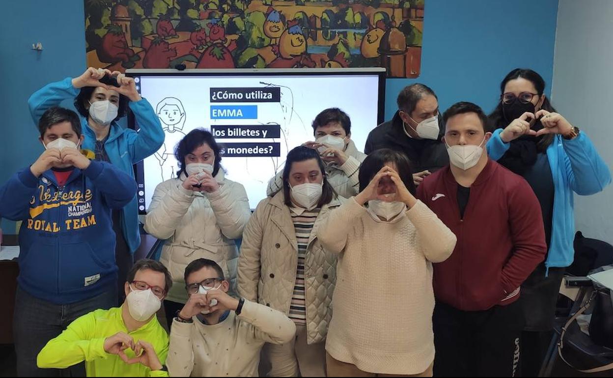 CaixaBank impulsa la educación financiera a usuarios de la Asociación Síndrome de Down en Extremadura